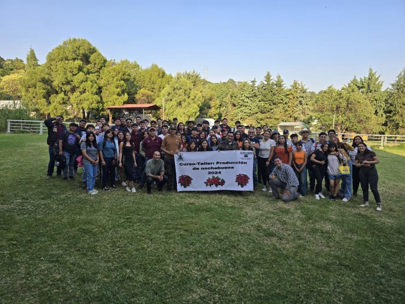 Capacitan a estudiantes de la UAEM en producción de nochebuena