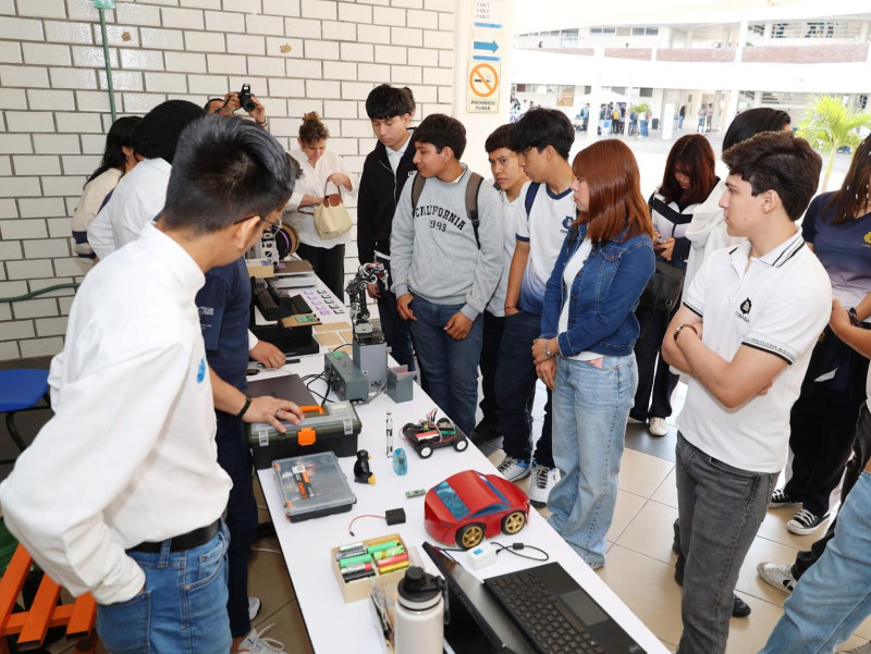 Recibe la FCQeI estudiantes de bachillerato en Puertas Abiertas